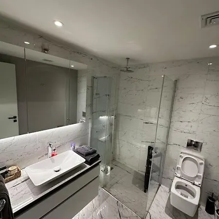 Luxury With Gym And Pool Floor40